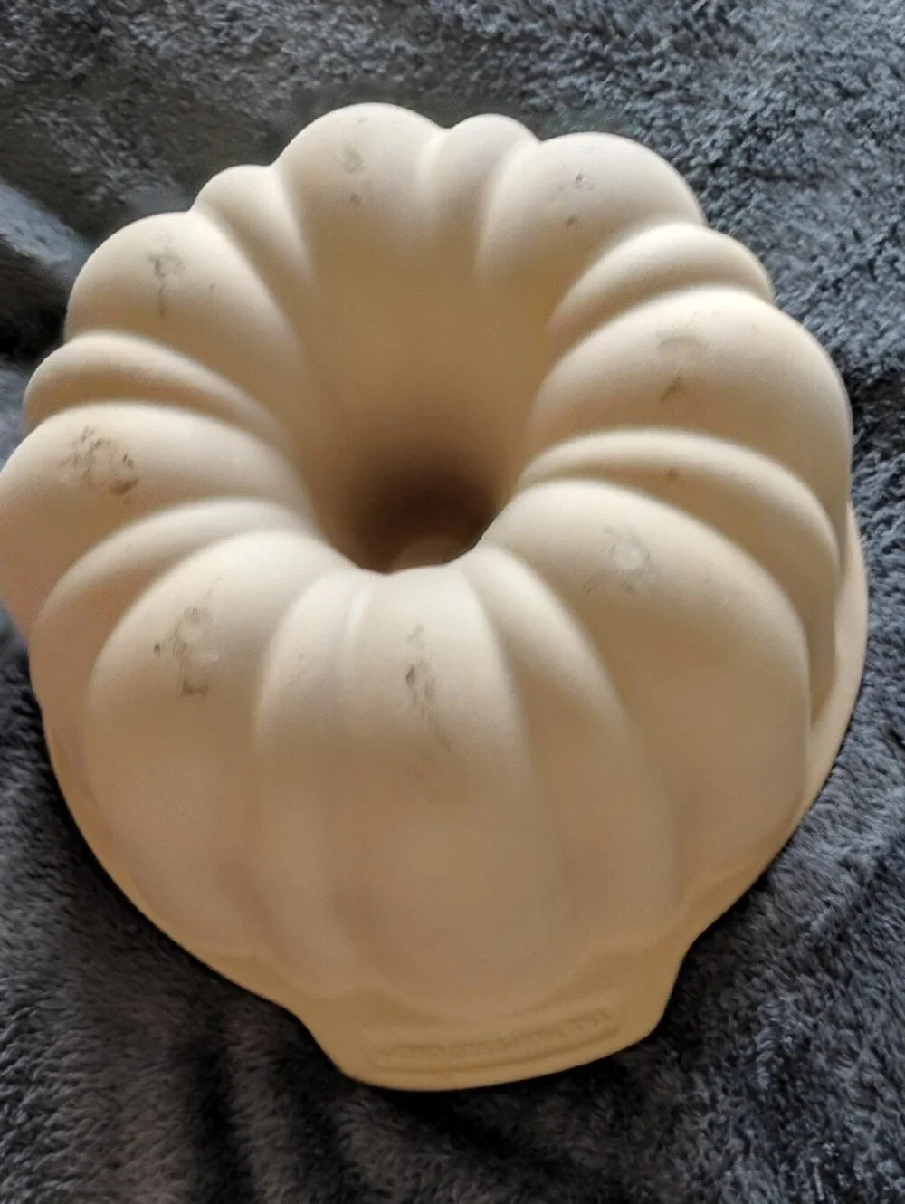 Pampered Chef Stoneware Fluted Pan with Scalloped Design
